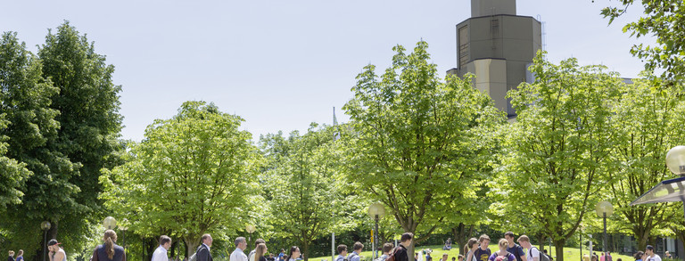 Studierende auf dem Campus